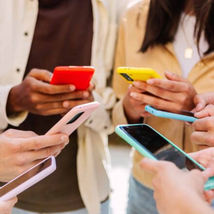 Reino Unido endurece regras e pode proibir redes sociais para adolescentes UE mira redes sociais por “design viciante” para jovens