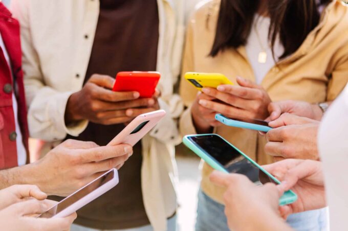 UE mira redes sociais por “design viciante” para jovens