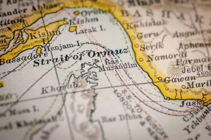 Irã ameaça cabos submarinos e acende alerta na internet global
