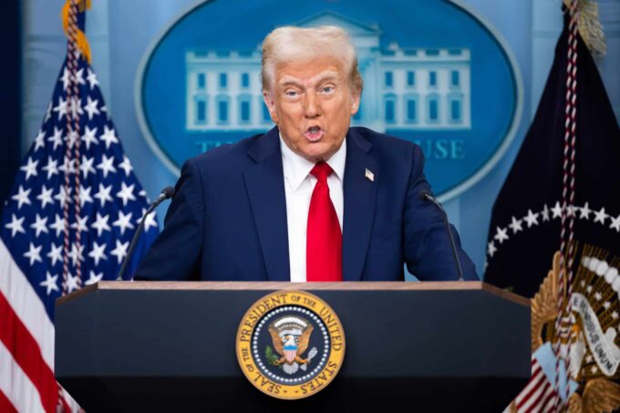 Trump avalia participação do governo dos EUA em empresas de IA