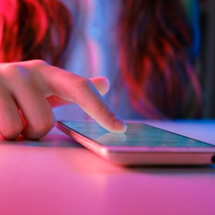 Reino Unido: big techs reagem ao banimento de redes sociais para adolescentes
