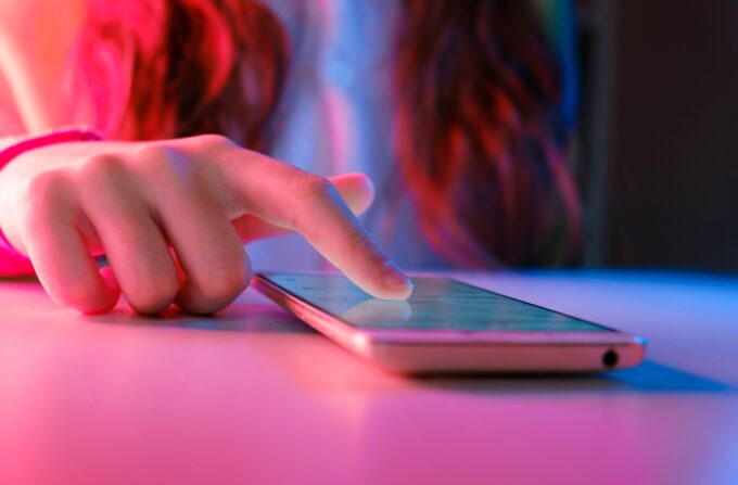 Reino Unido: big techs reagem ao banimento de redes sociais para adolescentes