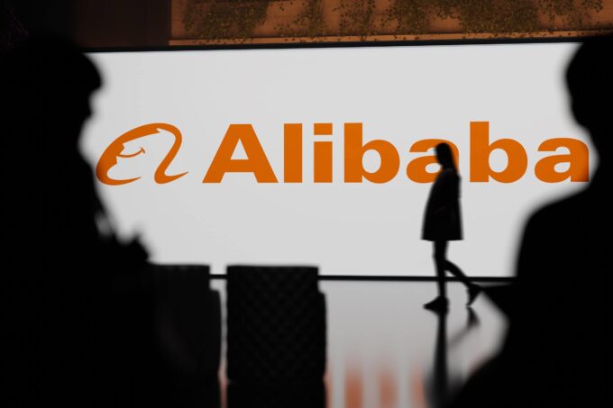 Alibaba lança modelos de IA para robôs e acelera transição de chatbots para agentes autônomos na China
