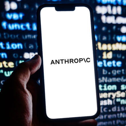 Após impasse regulatório, EUA liberam acesso parcial a modelo de IA da Anthropic