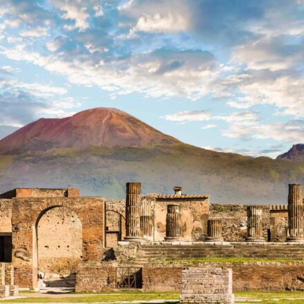 IA auxilia pesquisadores a ler papiro carbonizado pela erupção do Vesúvio