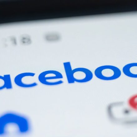 Facebook passa por reformulação para disputar espaço com TikTok e Reddit Facebook passa por reformulação para disputar espaço com TikTok e Reddit