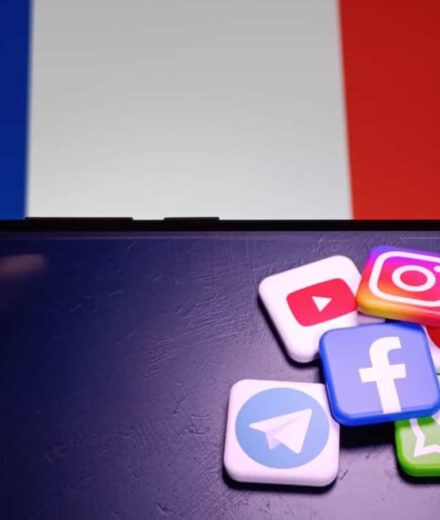França recua na proibição de redes sociais para menores de 15 anos