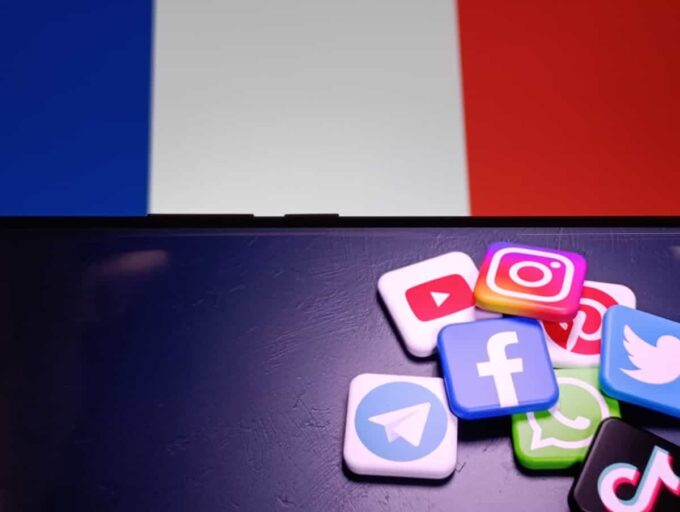 França recua na proibição de redes sociais para menores de 15 anos