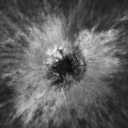 NASA descobre cratera na Lua maior do que o Coliseu; impacto de asteroide ou cometa passou despercebido