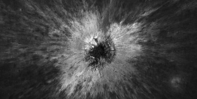 NASA descobre cratera na Lua maior do que o Coliseu; impacto de asteroide ou cometa passou despercebido