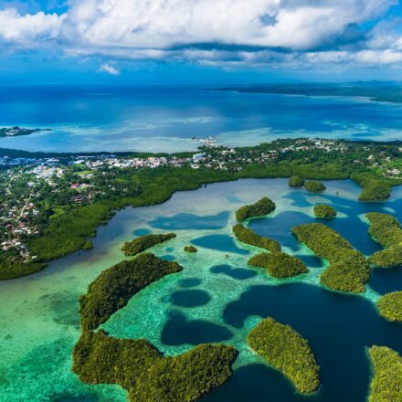Ilha de 17 mil habitantes recebe obras militares dos EUA e teme se tornar alvo em guerra entre potências Ilha de 17 mil habitantes recebe obras militares dos EUA e teme se tornar alvo em guerra entre potências