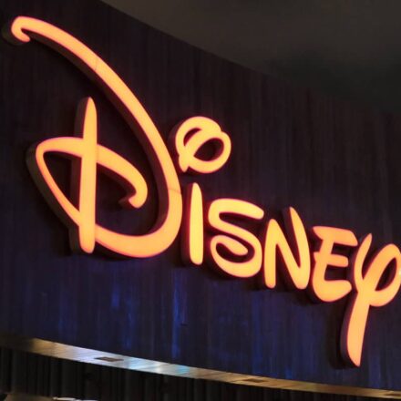 Disney nomeia ex-CEO da Character.AI como primeiro vice-presidente de tecnologia em meio à expansão da inteligência artificial Disney nomeia ex-CEO da Character.AI como primeiro vice-presidente de tecnologia em meio à expansão da inteligência artificial