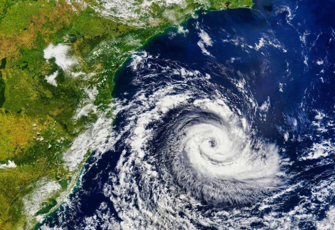 Ciclone extratropical e frente fria trazem risco de granizo em oito estados entre terça e quarta