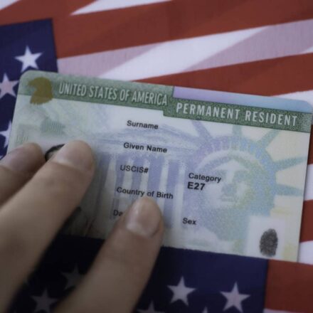 Governo Trump trava pedidos de green card patrocinados por big techs Governo Trump trava pedidos de green card patrocinados por big techs