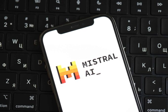 Nova IA aberta da Mistral promete reforçar defesa contra ataques cibernéticos